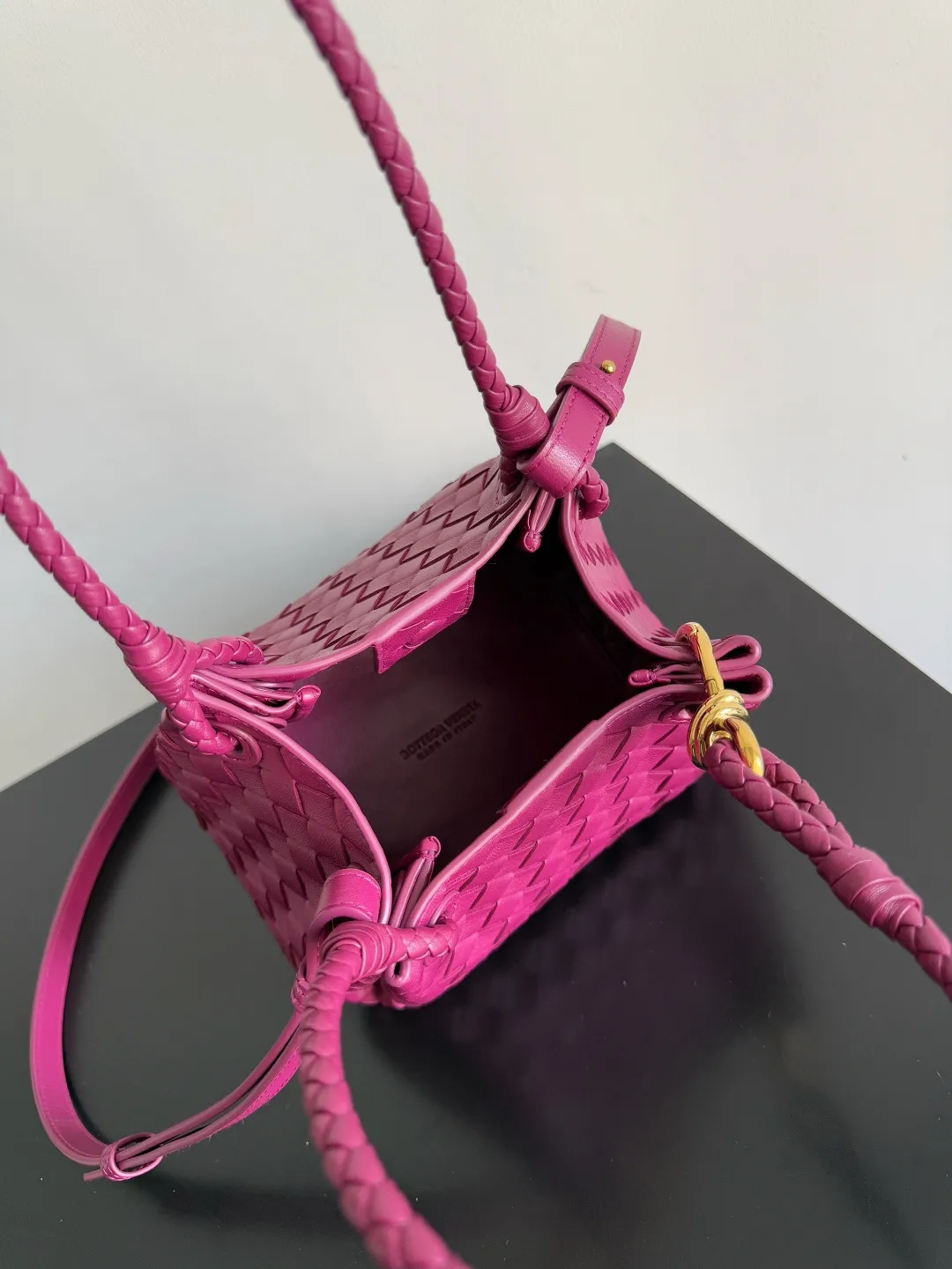 Batch 1760 BV home is new! Andiamo combines the Bottega Veneta archive parachute handbag to inherit retro elements and integrate modern trends. The same style as Shu Qi's in Beijing Night. It is a continuation of the classic bag. It has three functions: hand carry, shoulder and cross-body. It is embellished with metal brass knot buckles. It is small and has an amazing capacity. It can easily hold sunglasses in a box / small bottle of water / powder powder / charger and other daily necessities when going out. The upper body is versatile. Style number: 796569 Size: 21*17*16.5cm